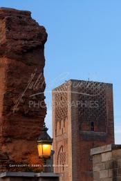 Image du Maroc Professionnelle de  Le Minaret de la mosquée (Tour Hassan) qui fît construite à la fin du XIIe siècle par le Sultan Yacoub el Mansour (dynastie Almohade) désireux de construire la plus grande mosquée du monde doté de 400 colonnes, la construction n’a pas été achevé suite à la mort du sultan en 1199, La tour Hassan est le symbole de Rabat son esplanade abrite le Mausolée Mohammed V de Rabat, Jeudi 15 Février 2007. (Photo / Abdeljalil Bounhar)